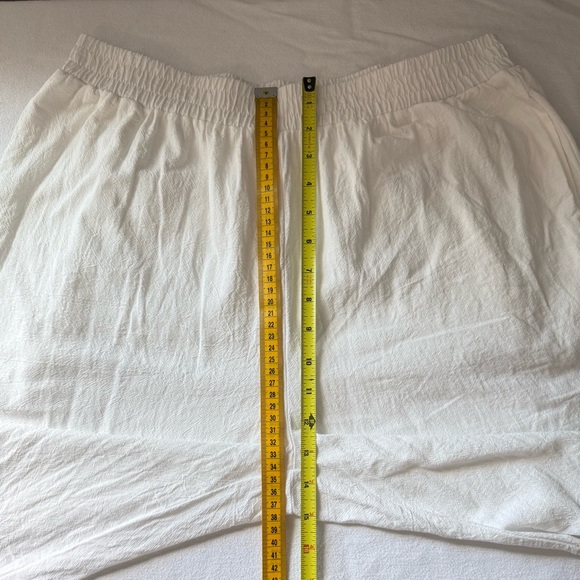 White harem pants crafted from 100% breathable cotton, with lace at the ankles. - Picture 8 of 15